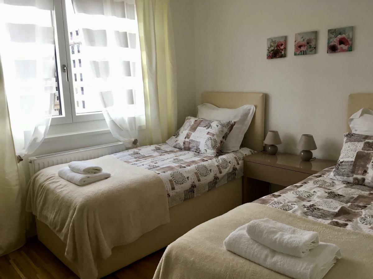 White Vintage Park View Apartment Vienna