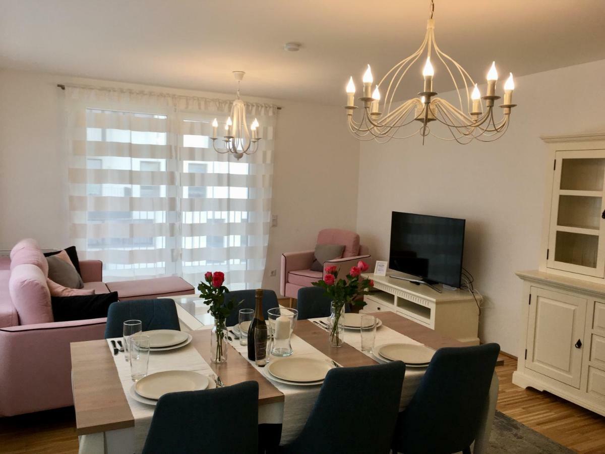 White Vintage Park View Apartment Vienna
